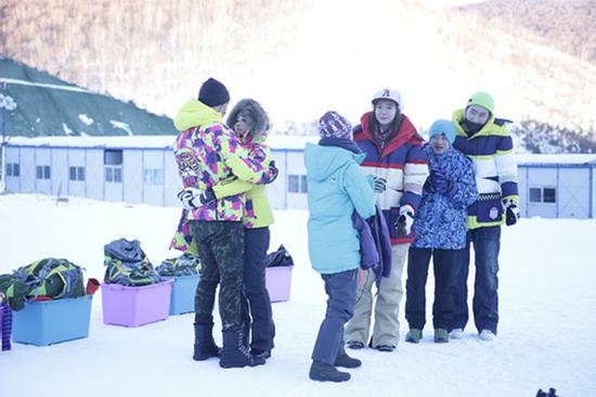 《冰雪奇迹》开播 钟丽缇张伦硕频秀恩爱