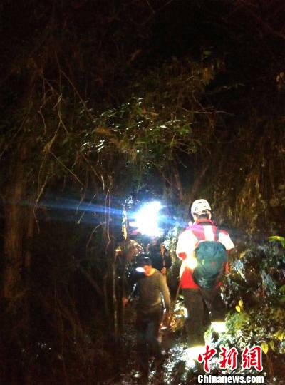 四名驴友夜困浙江仙居深山 救援队彻夜成功搜救