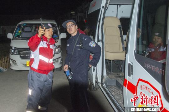 四名驴友夜困浙江仙居深山 救援队彻夜成功搜救