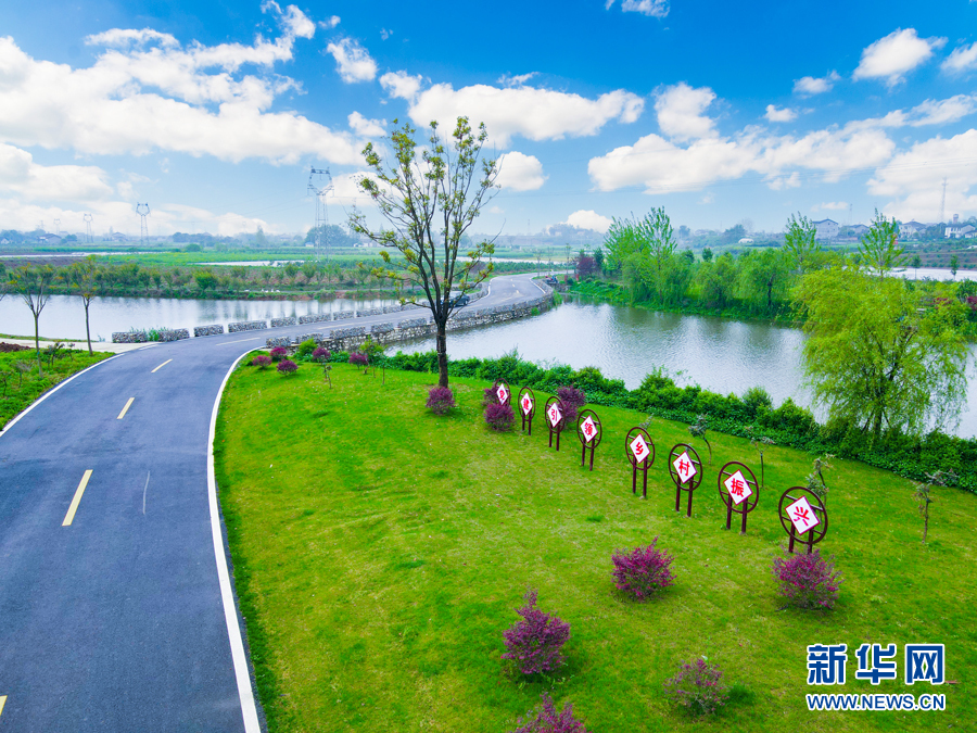 “四好农村路”串起乡村夏日美景