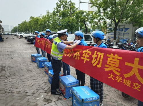 【原创】重庆市高新区：交巡警走进外卖企业 开展交通安全宣传活动_fororder_微信图片_20210528113456