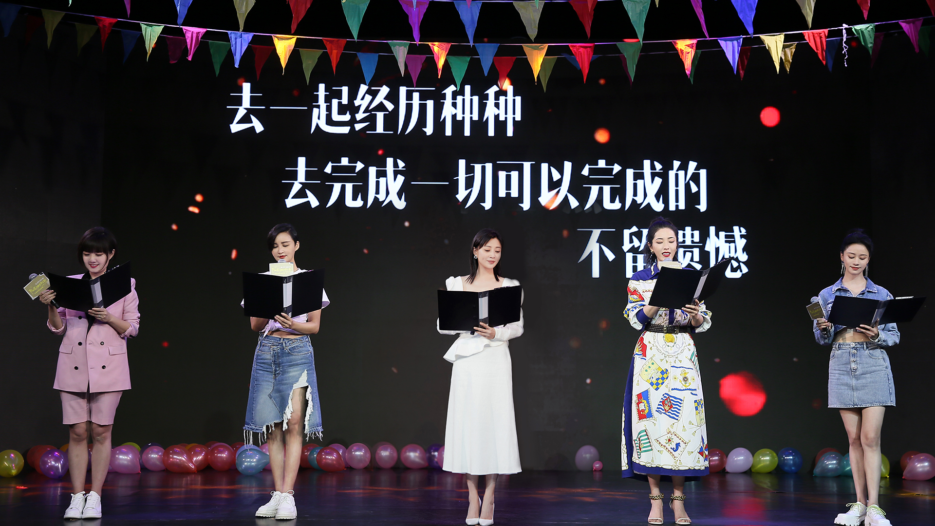 电影《阳光姐妹淘》举行发布会 主创朗诵《给女孩》追忆青春_fororder_1