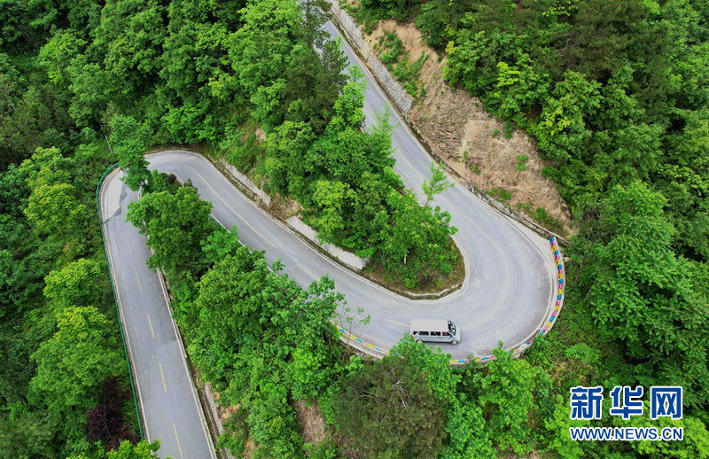 湖北保康：官山旅游路盘出大山致富路