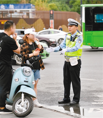 （转载）马路是陪伴他时间最长的“家”  他甘做缓堵保畅“孺子牛”