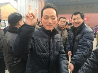 网络媒体走转改:"最古老"乡村闹新春 全村出动拔河跳舞