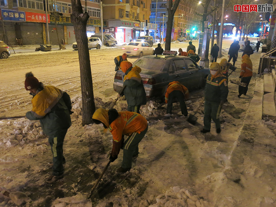 网络媒体走转改：大连暴雪 环卫工人清理积雪至深夜