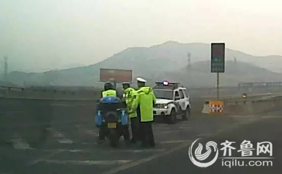 三十多辆摩托山东高速上飙车 交警拦不住(图)