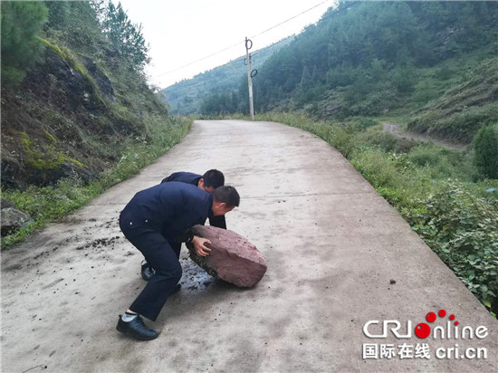 已过审【法制安全】大雨来袭 忠县警方抢险疏导保一路平安