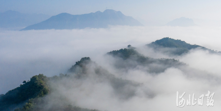 河北唐山：雨后初晴壮美长城