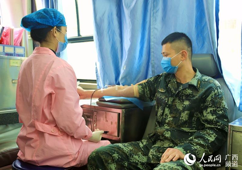 广西贵港：抗击疫情 武警官兵撸袖献血