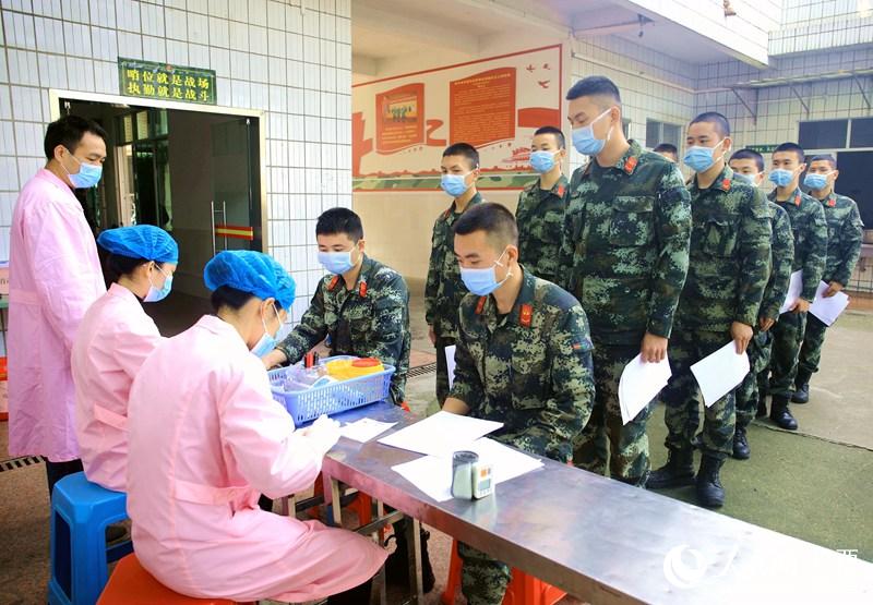 广西贵港：抗击疫情 武警官兵撸袖献血