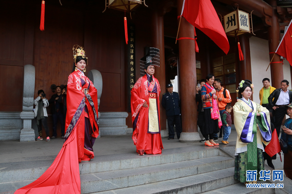 徽州古城上演古装秀