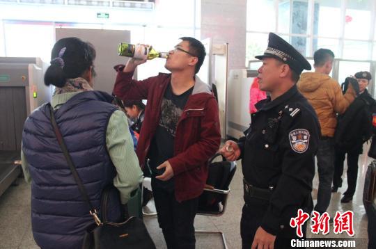 母子带散装酒上动车遭拒 为收藏空瓶当场豪饮