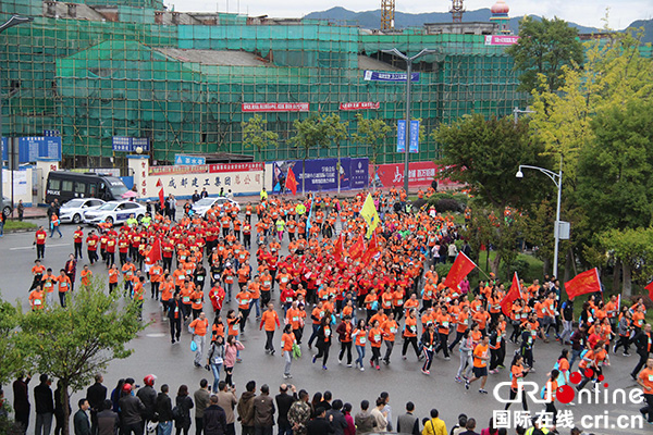 2017南充阆中古城国际马拉松开赛 万名跑步爱好者激情开跑