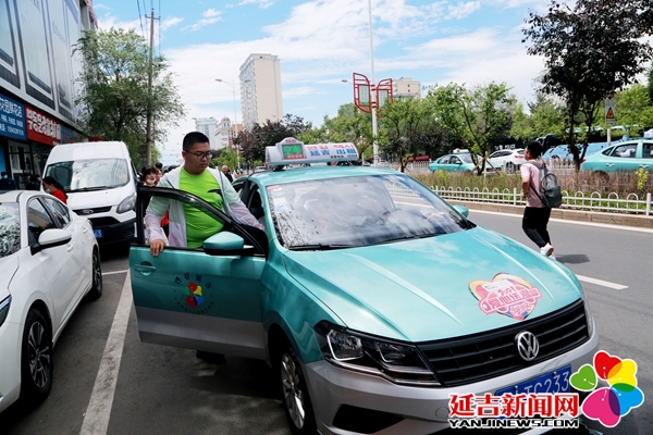 延吉考区3036名考生意气风发走进考场接受高考检阅