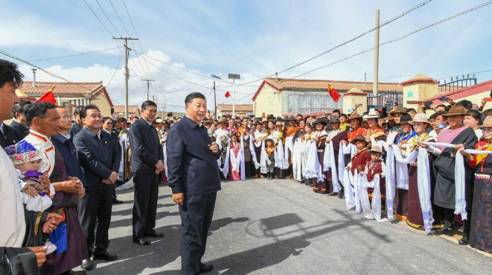 习近平在海北州刚察县考察调研