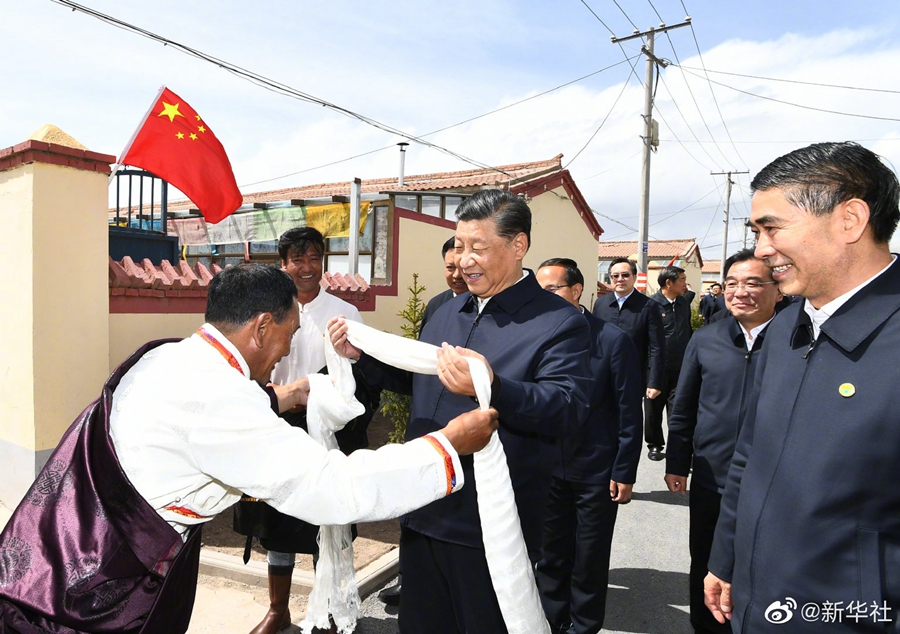 习近平在海北州刚察县考察调研