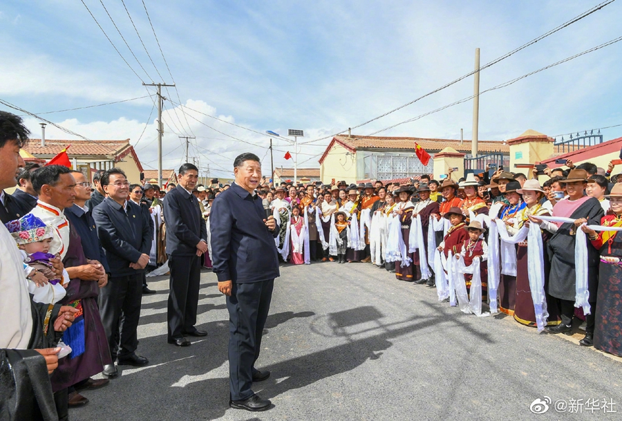 习近平在海北州刚察县考察调研