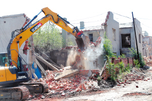 拆除违建为重点项目落地“清障”