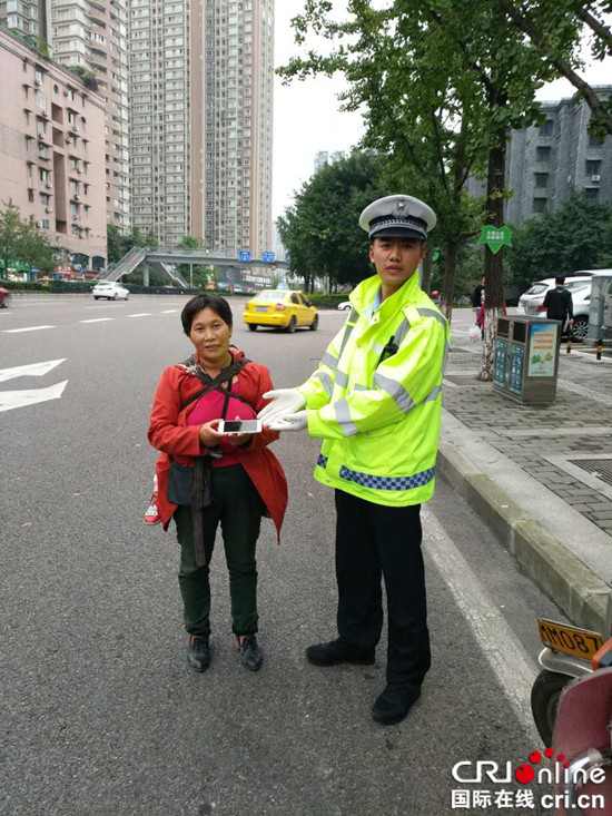 已修改【区县联动】江北辅警捡到遗落手机 原地等待三小时归还失主【区县联动 列表】江北辅警原地等待失主3小时归还手机