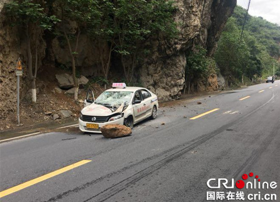 已过审【区县联动】飞来巨石砸到教练车 武隆警民联合搬石头保畅通【区县联动 列表】巨石砸到教练车 武隆警民联手施救