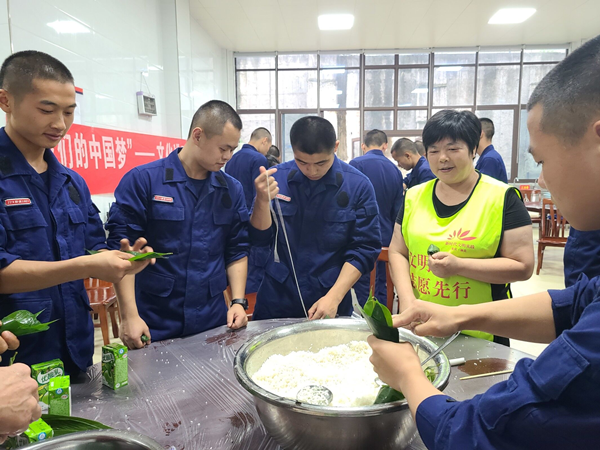 【原创】重庆渝北区：走进“军营”庆端午 浓情粽香暖民心_fororder_图片1