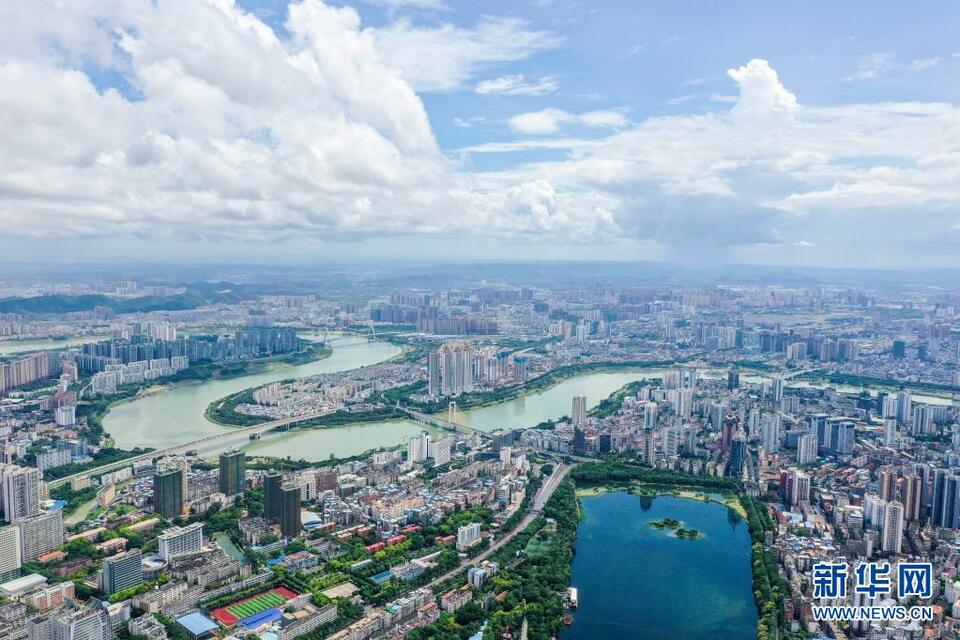 南宁：雨后城市湿地美