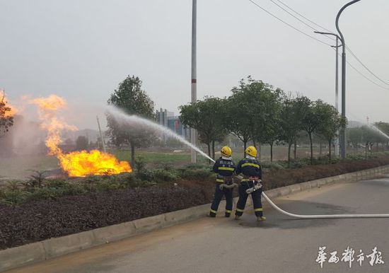 四川一燃气管道爆炸起火 火焰冲天20余米(图)