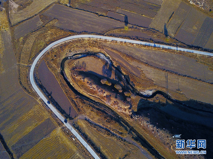 航拍红召九龙湾：“巨龙横卧” 秋色正浓