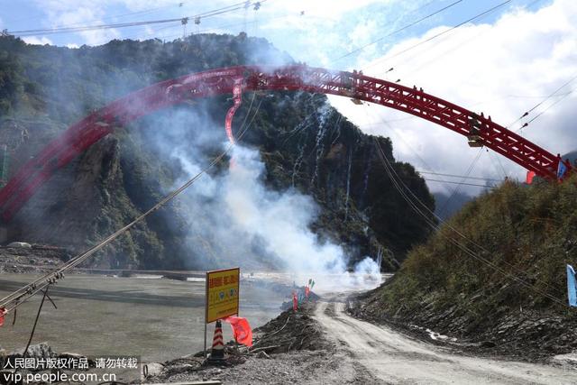 四川北川唐家山跨湖溜索改桥主拱合龙 群众将告别溜索出行