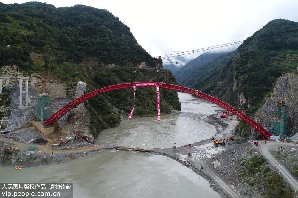 四川北川唐家山跨湖溜索改桥主拱合龙 群众将告别溜索出行