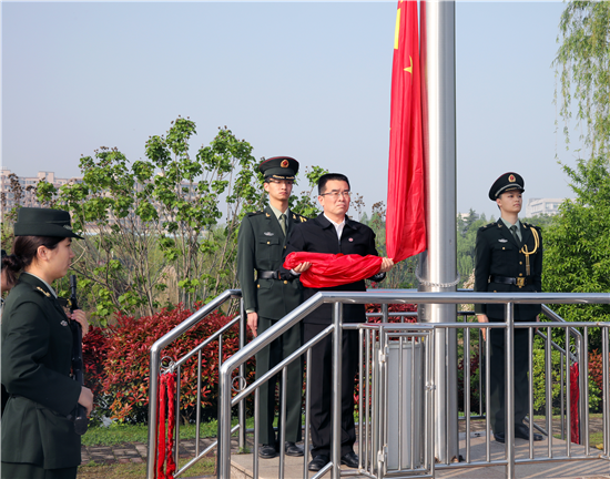 （供稿 教育列表 三吴大地南京 移动版）中国药科大学师生隔屏致敬国旗 隔空同唱国歌