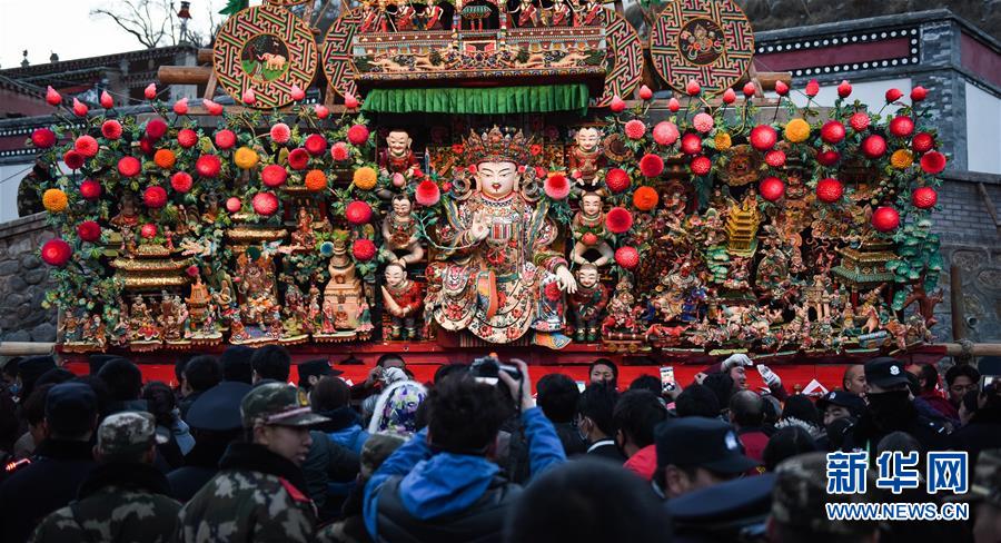 酥油花“绽放”元宵夜