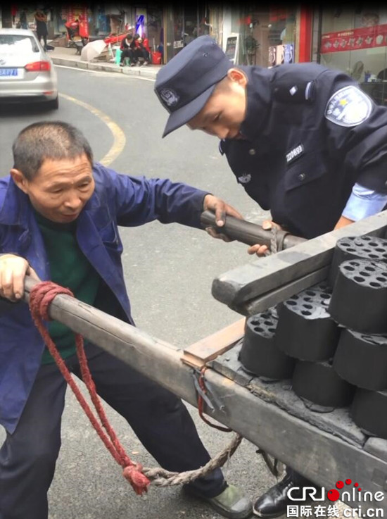 已过审【区县联动】【巫山】助老人搬运1.5吨煤车 巫山民警暖心之举获赞【区县联动 列表】助老人搬运1.5吨煤车 民警暖心之举获赞