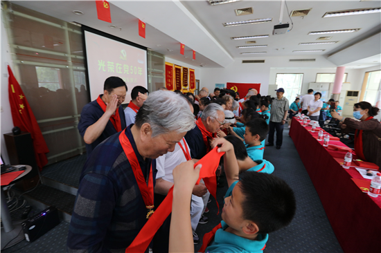 沈阳沈河区万科社区为老党员举办特殊生日会_fororder_图片5