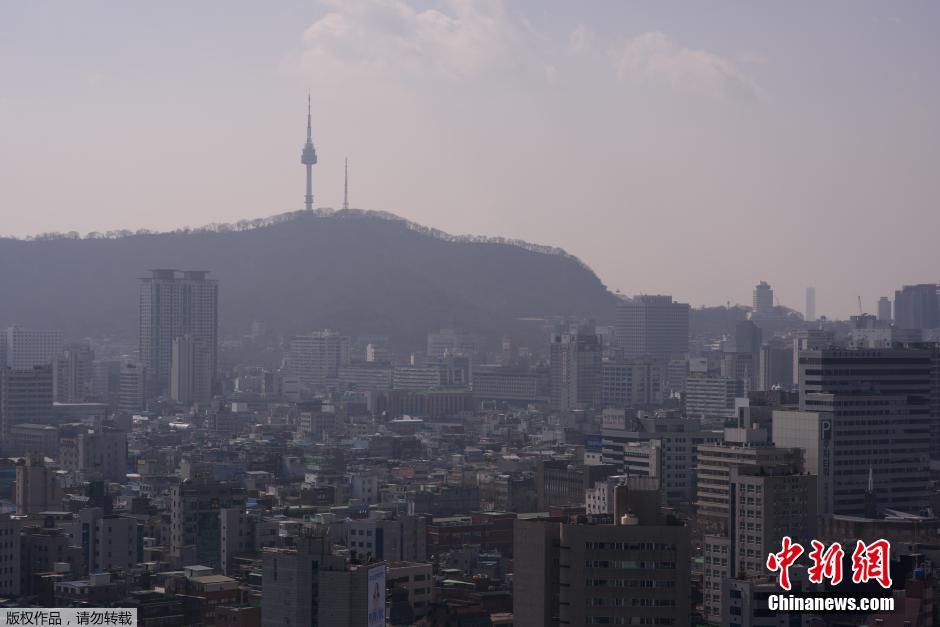 韩国首尔遭雾霾侵袭