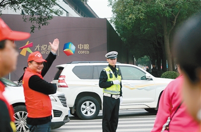 【民生】（页面标题）为缓解学校门口交通拥堵 家长老师交警一起执勤  （内容页标题）为缓解学校门口交通拥堵 家长老师和交警一起执勤