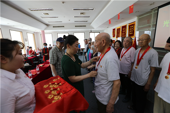 沈阳沈河区万科社区为老党员举办特殊生日会_fororder_图片6