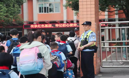 【原创】重庆渝北区民警王卫：坚守初心 守护校园平安_fororder_微信图片_20210623162335