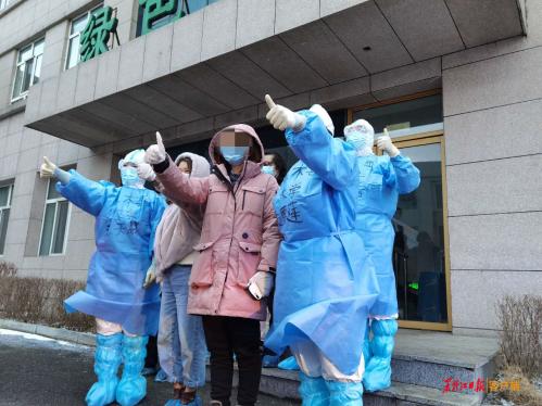 绥芬河：10人治愈出院 医患雪中道别