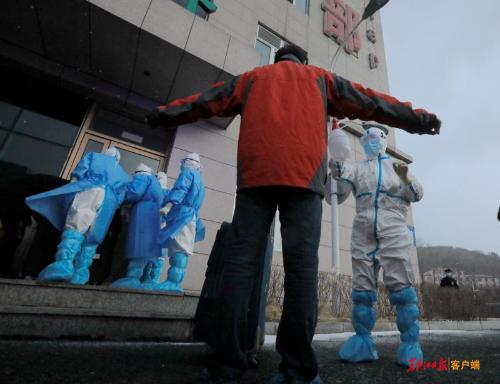 绥芬河：10人治愈出院 医患雪中道别