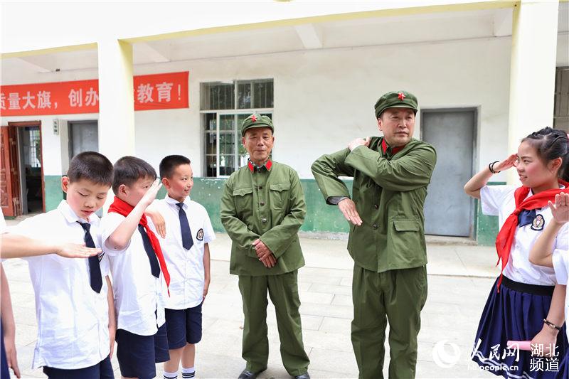 山村小学来了“老兵辅导员”