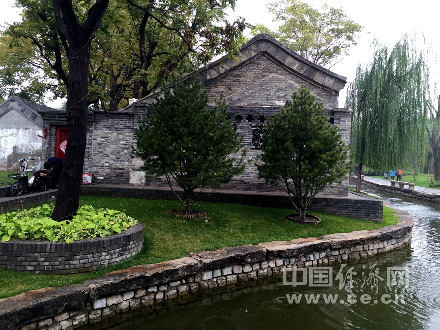 雨中游北京前门三里河 观水穿街巷美景