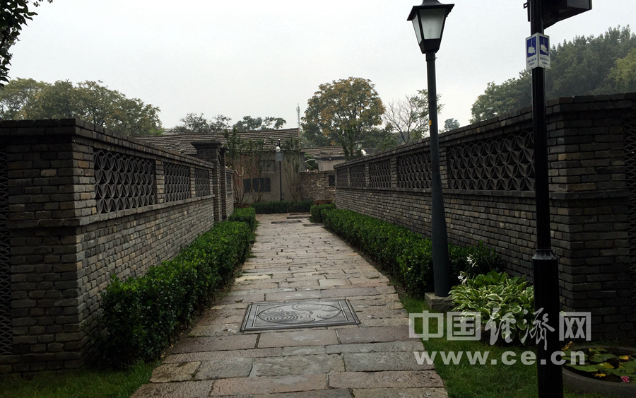 雨中游北京前门三里河 观水穿街巷美景