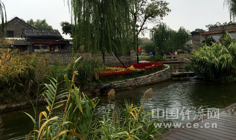 雨中游北京前门三里河 观水穿街巷美景