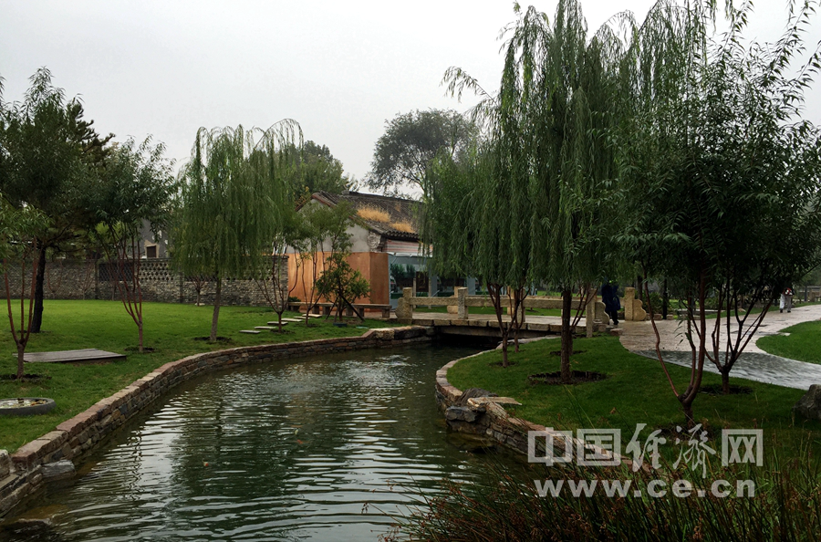 雨中游北京前门三里河 观水穿街巷美景