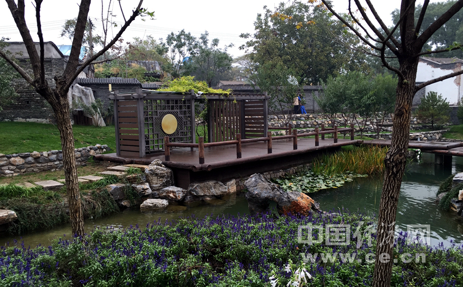 雨中游北京前门三里河 观水穿街巷美景