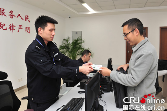 已过审【社会民生】重庆机场公安设临时乘机证明办证点为民服务获赞