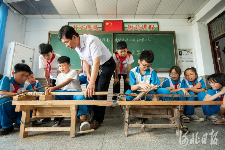 河北邯郸：非遗进校园 学生收获多