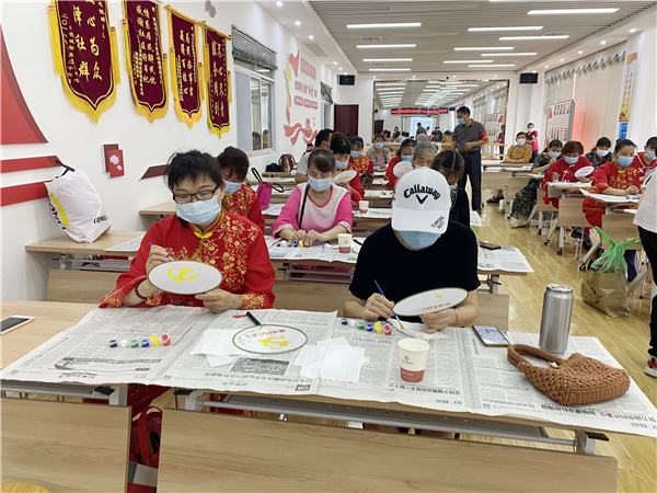 “庆建党百年 忆红色初心”——武汉复地悦城社区开展绘制团扇主题活动_fororder_02